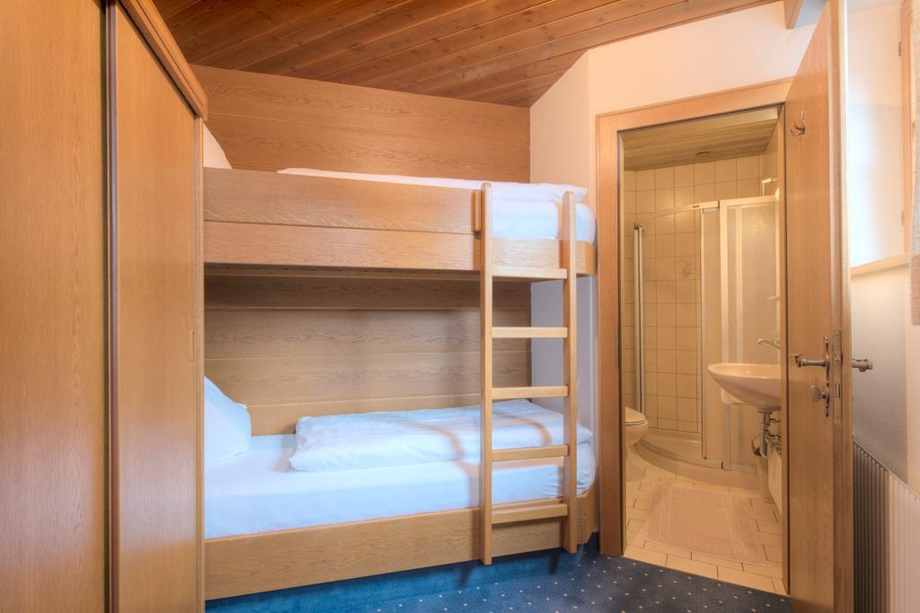 Hotel Garni Almjur St. Anton am Arlberg Zimmer foto