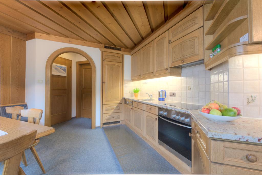 Hotel Garni Almjur St. Anton am Arlberg Zimmer foto